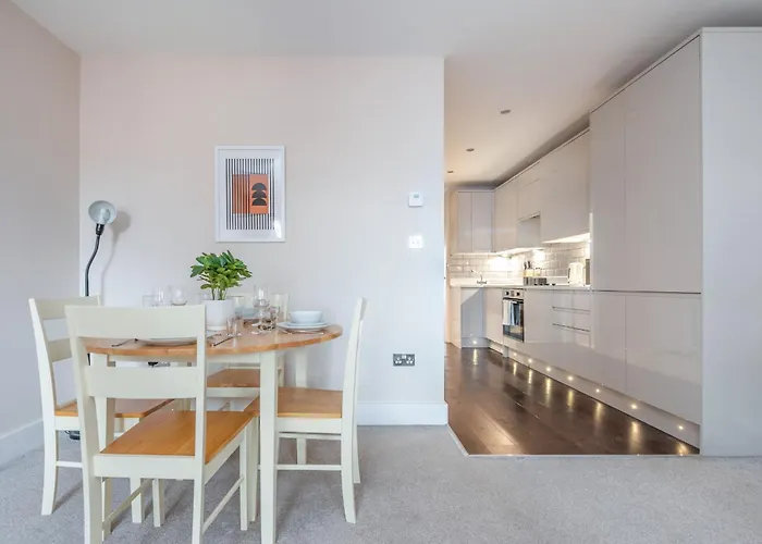 Modern Flat With Balcony Next To Station By Cto Serviced Accommodation