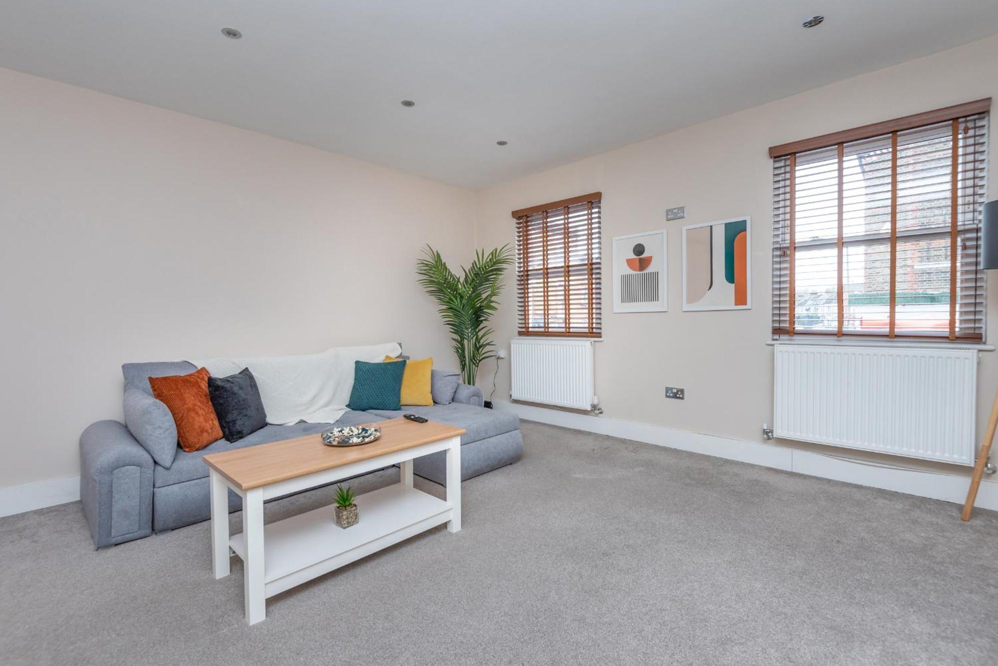 Modern Flat With Balcony Next To Station By Cto Serviced * Londra