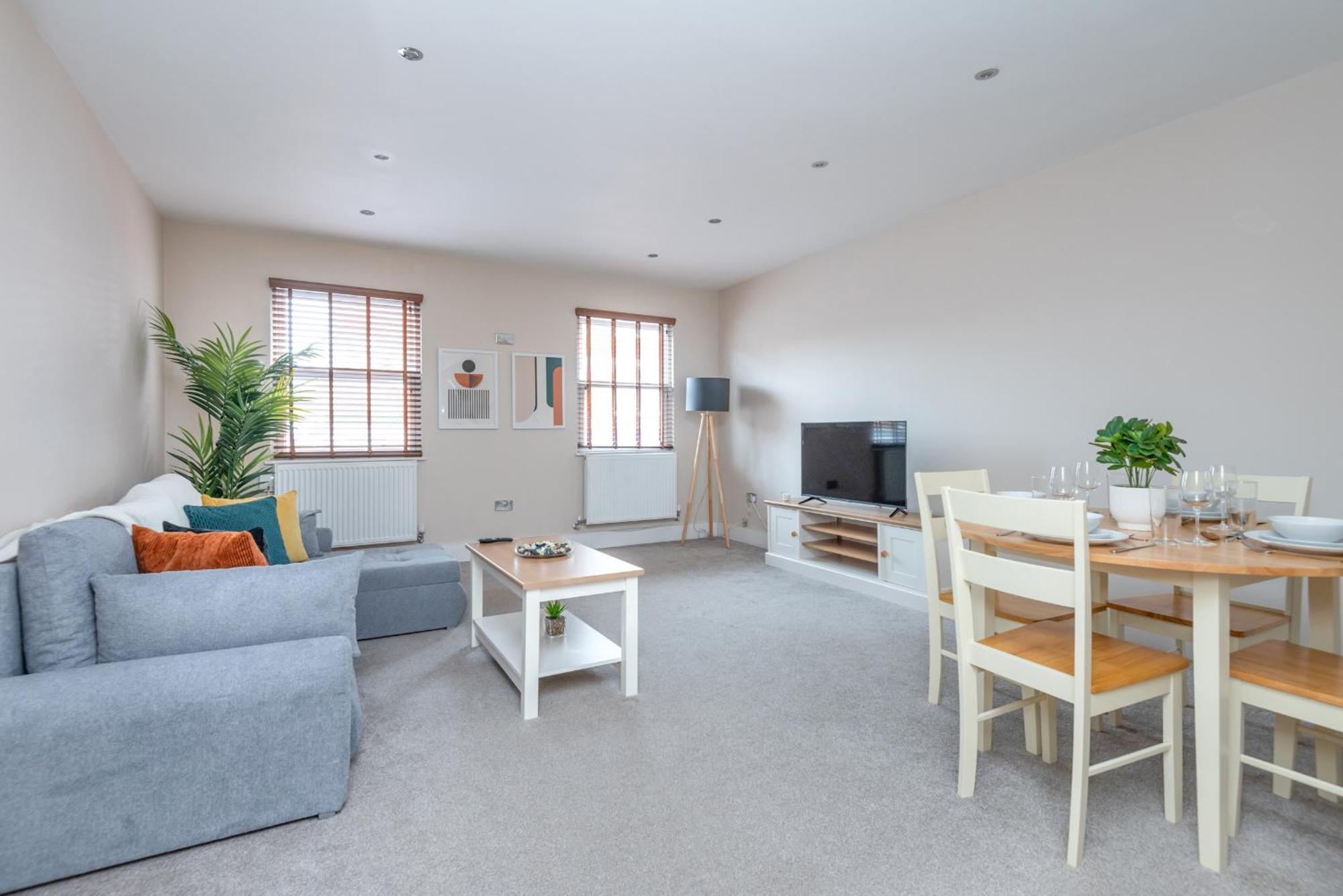 Modern Flat With Balcony Next To Station By Cto Serviced Londra