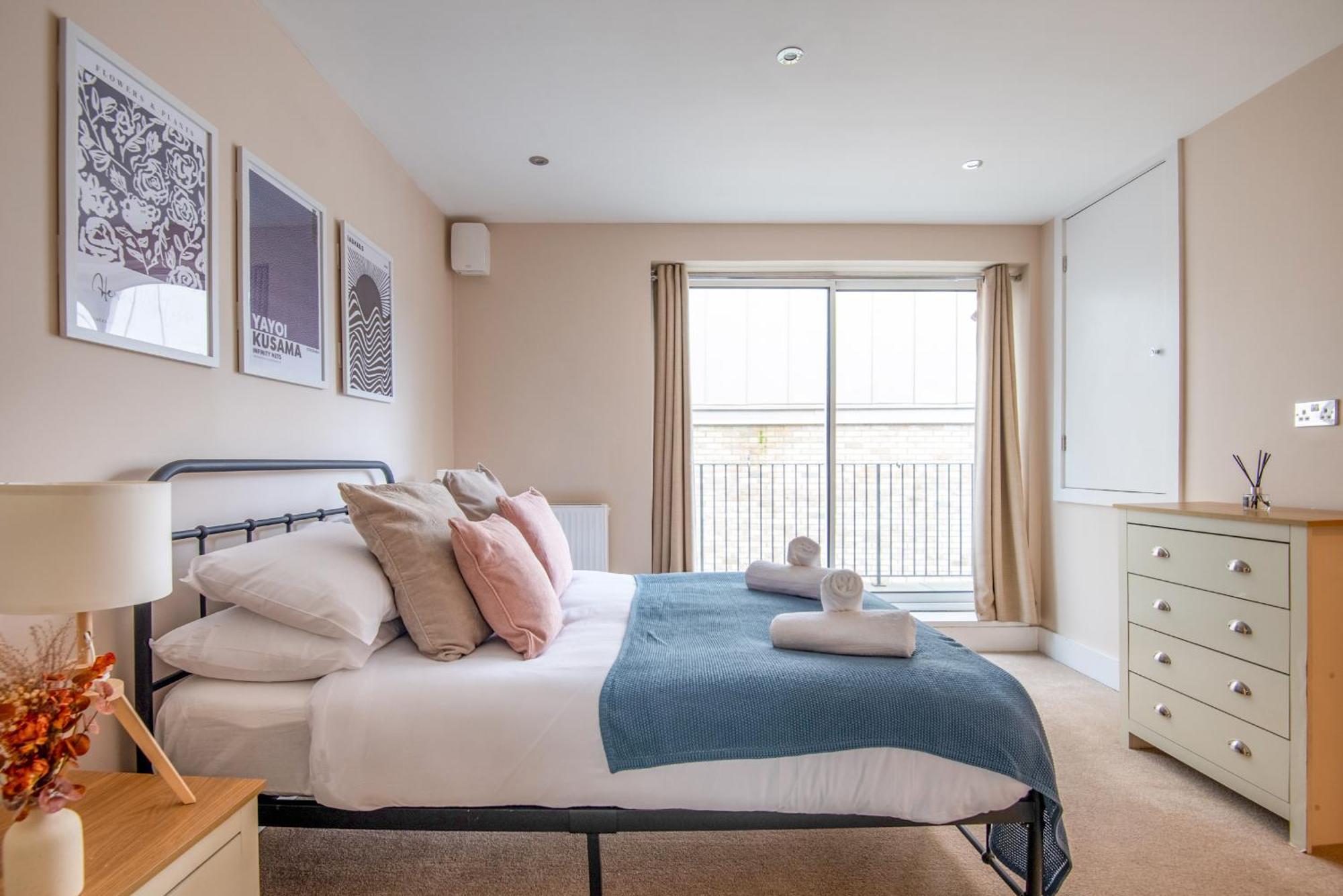 Modern Flat With Balcony Next To Station By Cto Serviced *