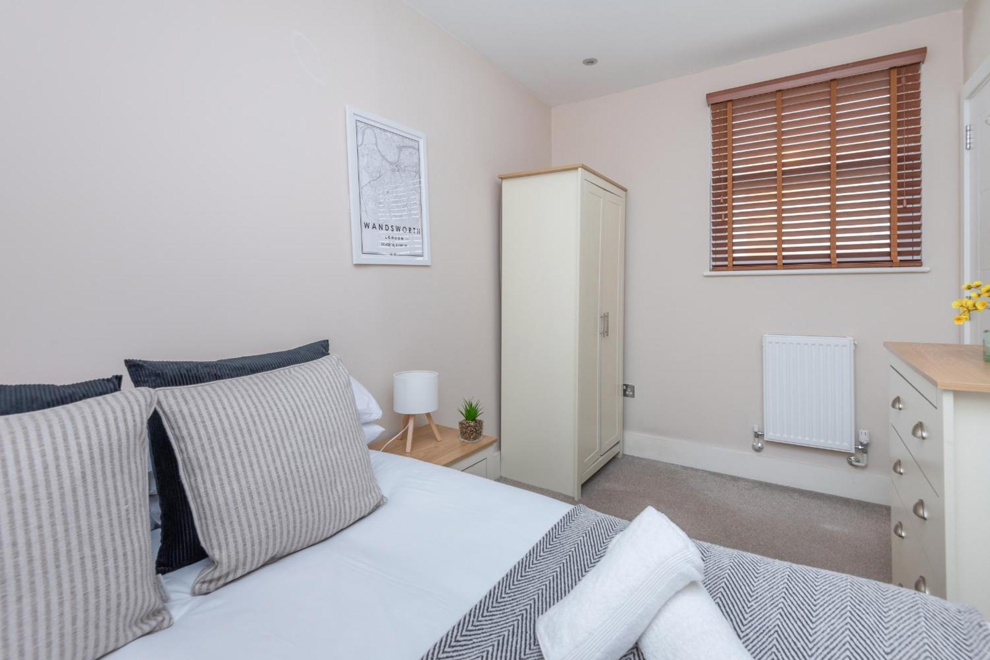Modern Flat With Balcony Next To Station By Cto Serviced Londra