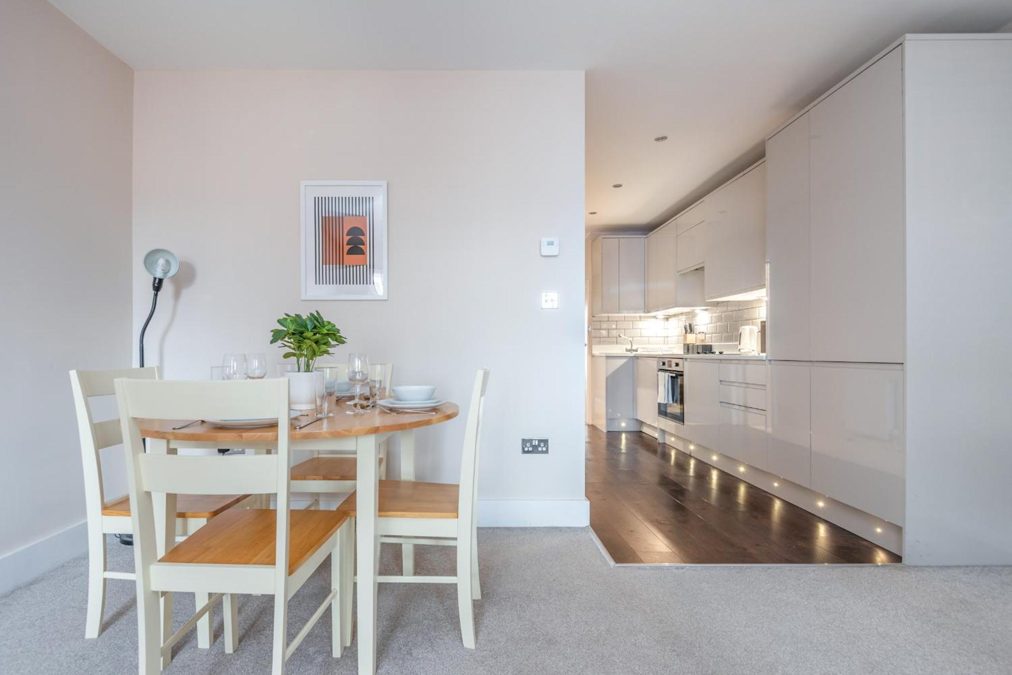 Appartamento Modern Flat With Balcony Next To Station By Cto Serviced Londra