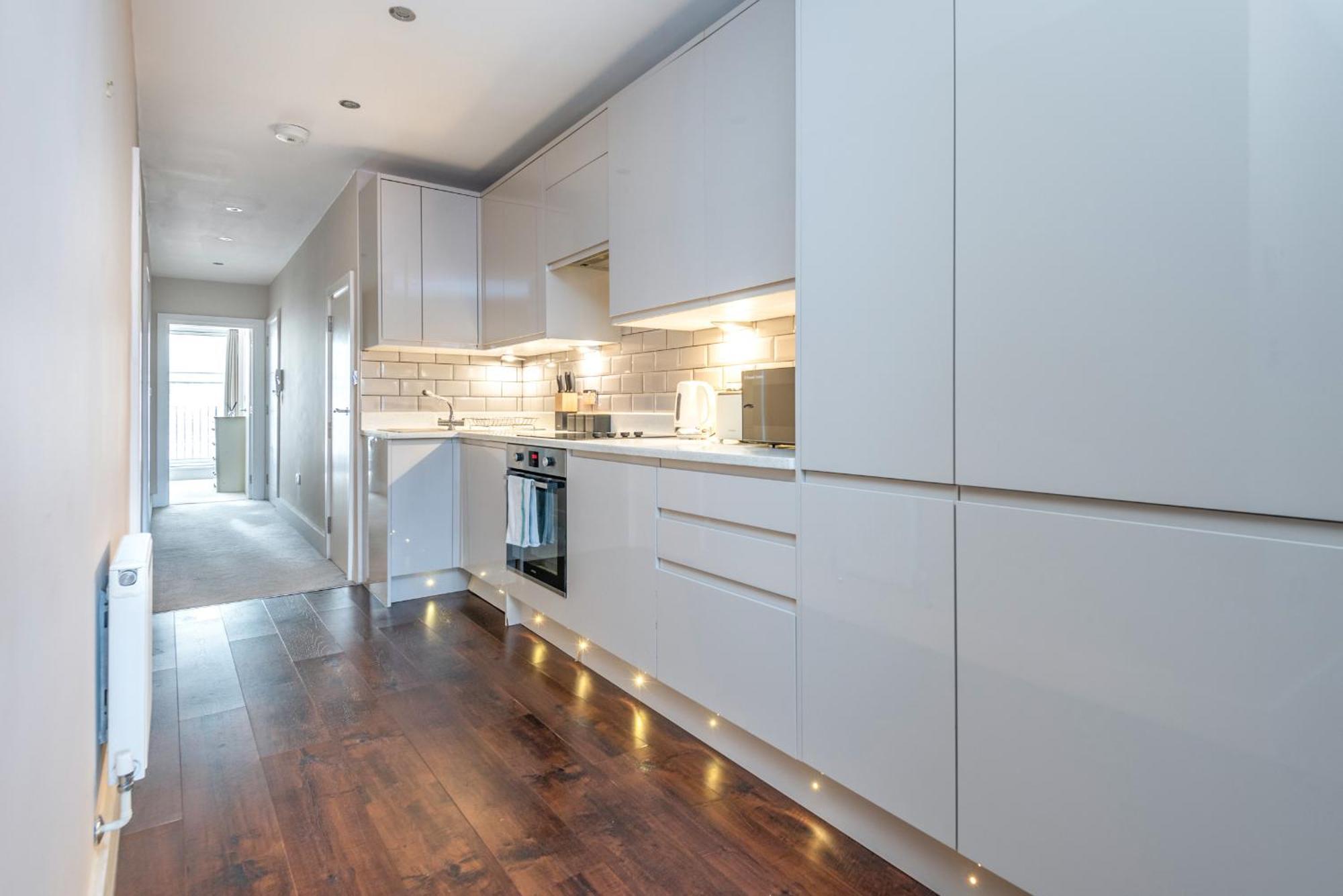 Modern Flat With Balcony Next To Station By Cto Serviced