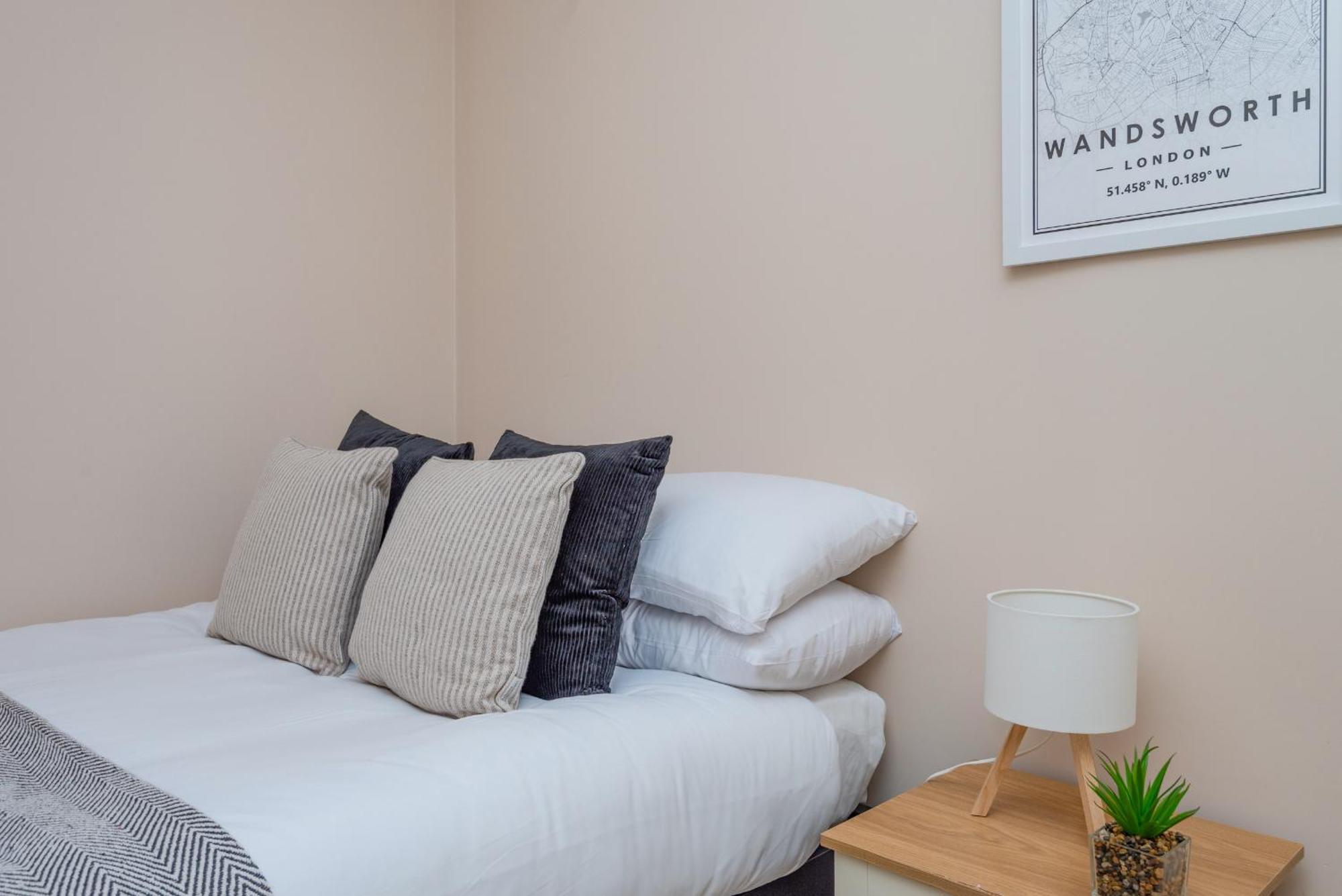 Modern Flat With Balcony Next To Station By Cto Serviced Londra